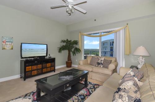 Beautiful 32 Oceanwalk condo tucked away on the 5th floor. OW14-505 in New Smyrna Beach, USA