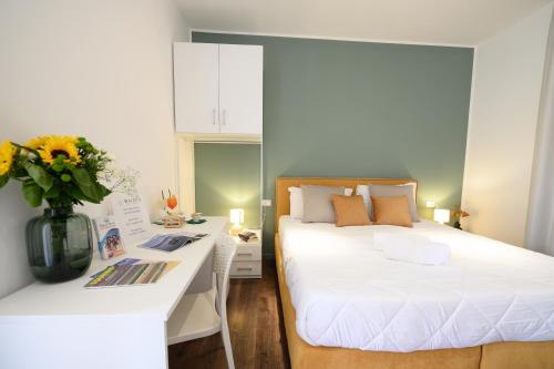 Deluxe Double or Twin Room image 8