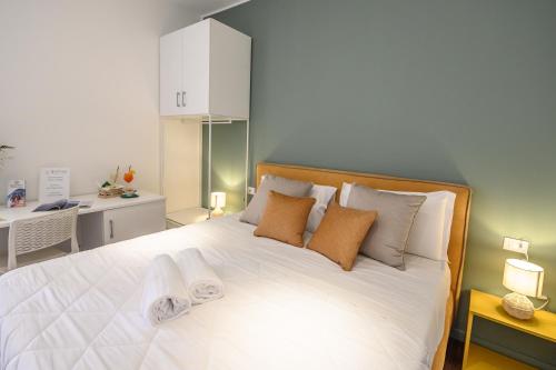 Deluxe Double or Twin Room image 7
