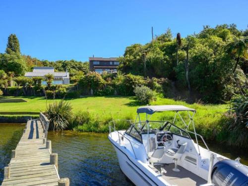 Rotoiti Bay Bliss – khách sạn tại Mourea