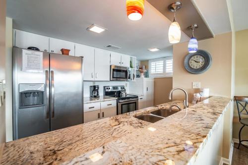Serene Lakeview Retreat 3BRVilla Beach Access WIFI in Pawleys Island, USA