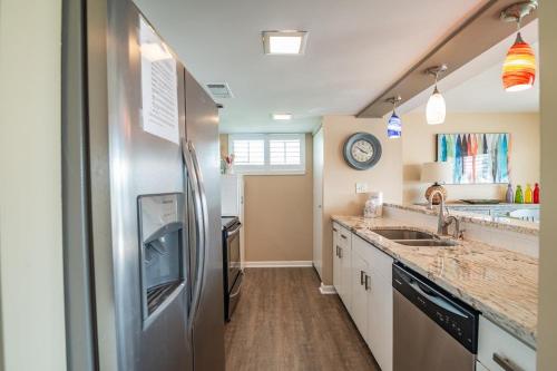 Serene Lakeview Retreat 3BRVilla Beach Access WIFI in Pawleys Island, USA