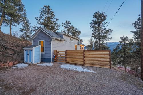 Tiny House - Pet-Friendly - Pikes Peak Views in Woodland Park, USA