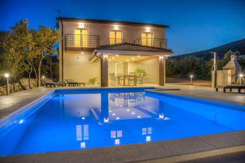 New Luxury Villa with heated Pool, Marina-Trogir