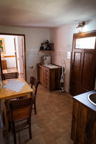 ห้องครัว, Porodična kuća Vitina Iža (Porodicna kuca Vitina Iza) in ปิรอต