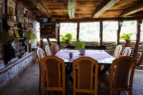 ห้องอาหาร, Porodična kuća Vitina Iža (Porodicna kuca Vitina Iza) in ปิรอต