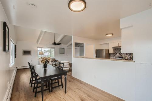 Natural Light, High-Vaulted Ceilings Apartment and Garage thumb 3