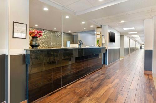 Best Western Des Plaines Inn - image 9