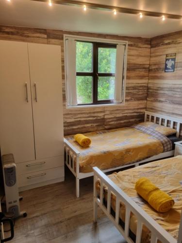3 bedrooms, 5 beds