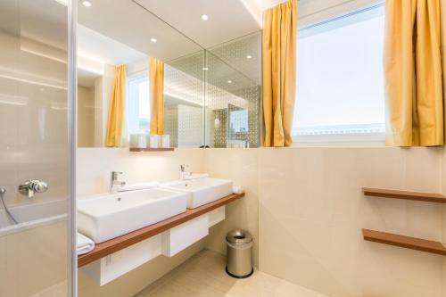 Vienna Grand Apartments DANUBE - image 2