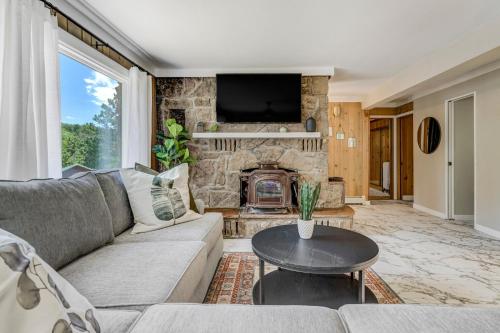 Upper Stone Lodge - Hot Tub & Game Room - Upper Unit in Cascade-Chipita Park, USA