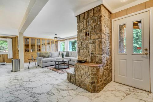 Upper Stone Lodge - Hot Tub & Game Room - Upper Unit in Cascade-Chipita Park, USA