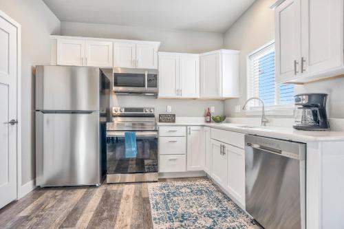 New Upper Condo With Deck-Pet Friendly-USAFA in Colorado Springs, USA