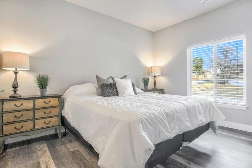 New Upper Condo With Deck-Pet Friendly-USAFA in Colorado Springs, USA
