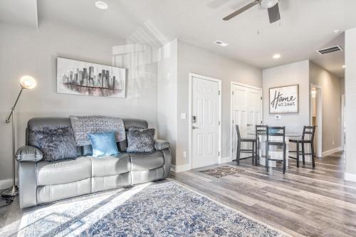 New Upstairs Condo With Covered Deck-Pet Friendly in Colorado Springs, USA