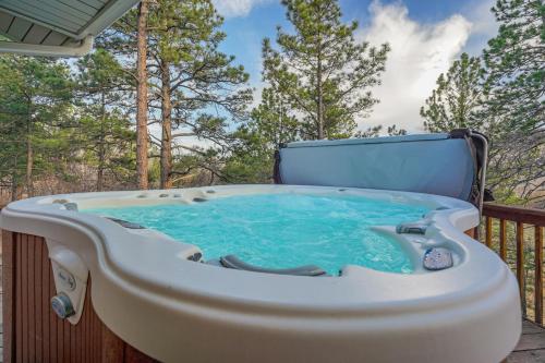 El Dorado- Cozy Retreat-Hot Tub-Upper Level in Pikeview, USA