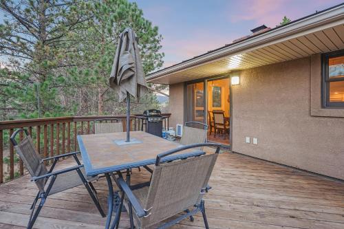 El Dorado- Cozy Retreat-Hot Tub-Upper Level in Pikeview, USA