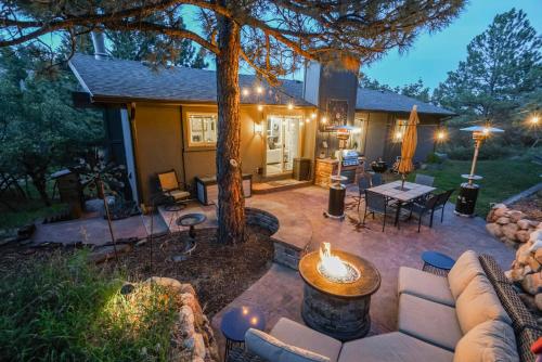 Half Gym-Hot Tub-Game Room-Trampoline-Fire Pits in Pikeview, USA