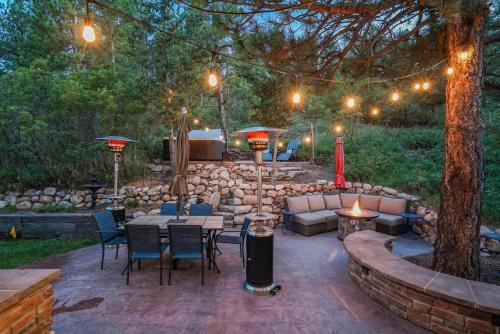 Half Gym-Hot Tub-Game Room-Trampoline-Fire Pits in Pikeview, USA