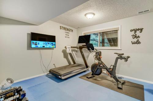 Half Gym-Hot Tub-Game Room-Trampoline-Fire Pits in Pikeview, USA