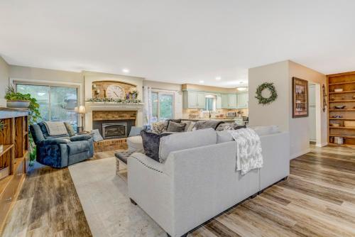 Half Gym-Hot Tub-Game Room-Trampoline-Fire Pits in Pikeview, USA