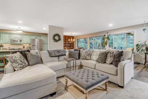 Half Gym-Hot Tub-Game Room-Trampoline-Fire Pits in Pikeview, USA