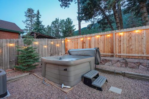 Hot Tub - Game Room - Wood Fireplace in Chipita Park, USA