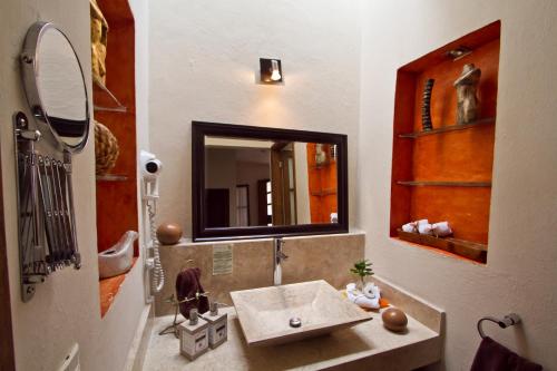 La Casa del Naranjo Hotel Boutique Stop at La Casa Del Naranjo to discover the wonders of Queretaro. The hotel offers guests a range of services and amenities designed to provide comfort and convenience. Free Wi-Fi in all rooms, 24-hou