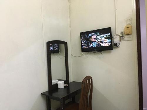 Single Room with Shared Bathroom image 1