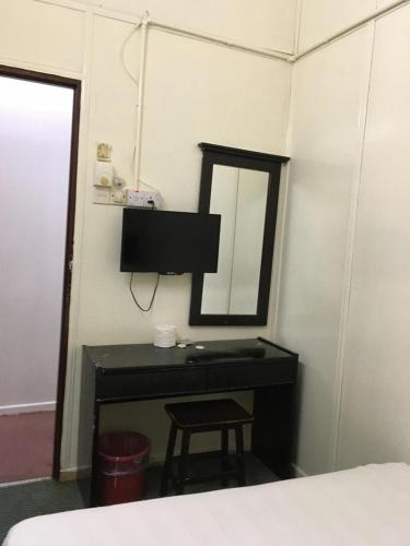 Queen Room with Shared Bathroom image 2