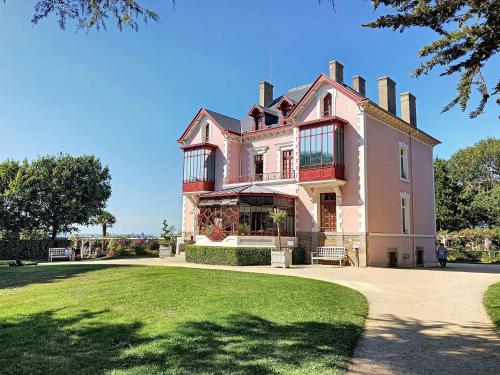 Appartement central avec balcon, parking prive - FR-1-361-66 in Granville City Center