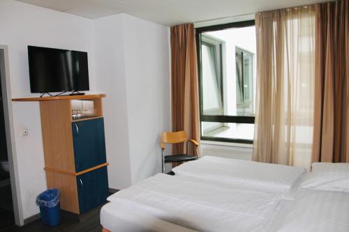Double or Twin Room image 10