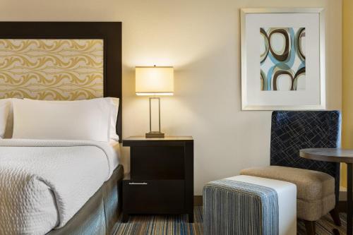 Standard King Room image 7