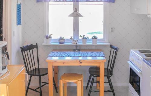 virtuve, 1 Bedroom Stunning Home In Roke in Roke