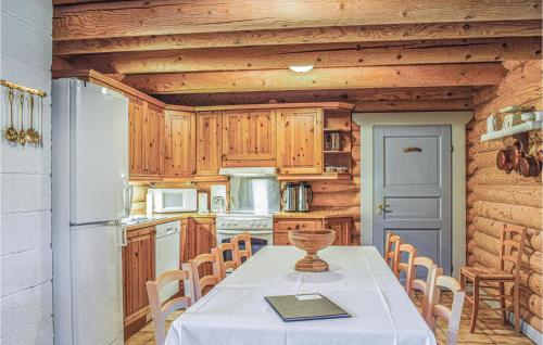 Cocina, Awesome Home In Vegårshei With Sauna (Awesome Home In Vegarshei With Sauna) in Vegarshei