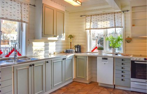 주방, Stunning Home In Svängsta With Sauna (Stunning Home In Svangsta With Sauna) in 스뱅스타