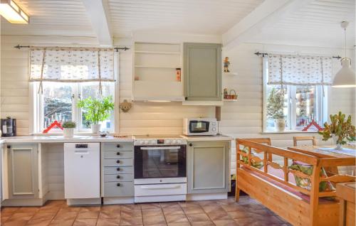주방, Stunning Home In Svängsta With Sauna (Stunning Home In Svangsta With Sauna) in 스뱅스타