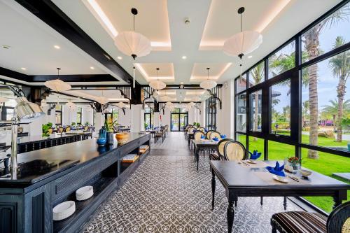 Restaurant, Bliss Hoi An Beach Resort & Wellness in Thang Binh