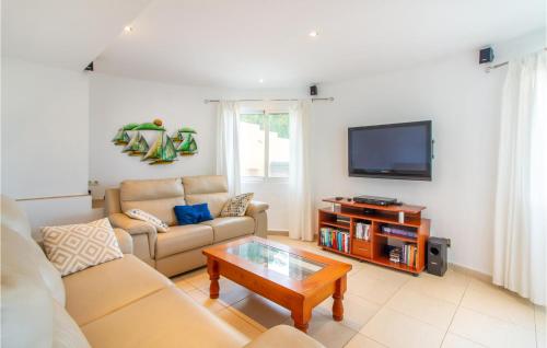 Six-Bedroom Holiday Home in Santa Pola - image 9