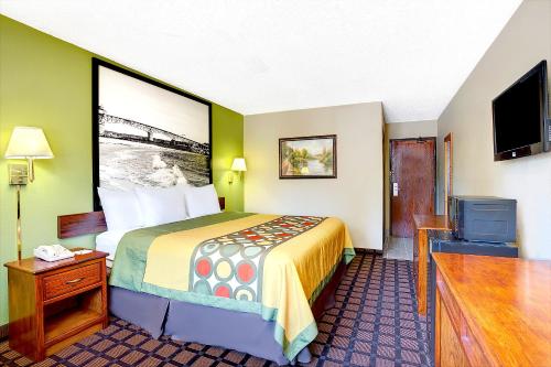 Economy 7 inn -Chesapeake-Portsmouth Set in a prime location of Chesapeake (VA), Super 8 Chesapeake puts everything the city has to offer just outside your doorstep. The property features a wide range of facilities to make your stay a pl
