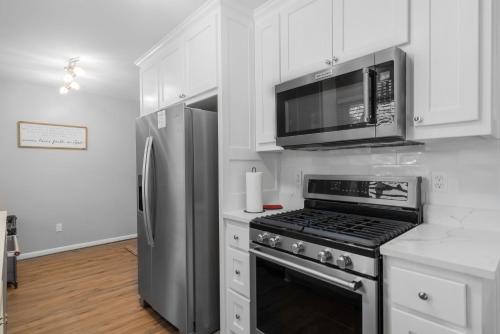 Pristine & Homely Getaway with 6pple hot tub, Richardson (photo 10)