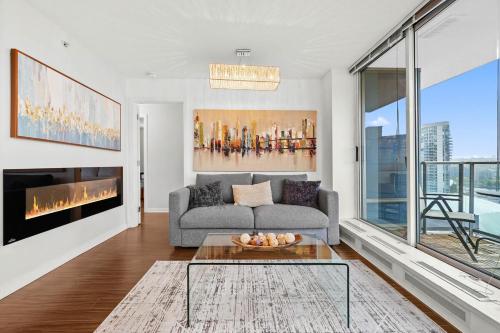 Elegance Meets Comfort Downtown with Free Parking
