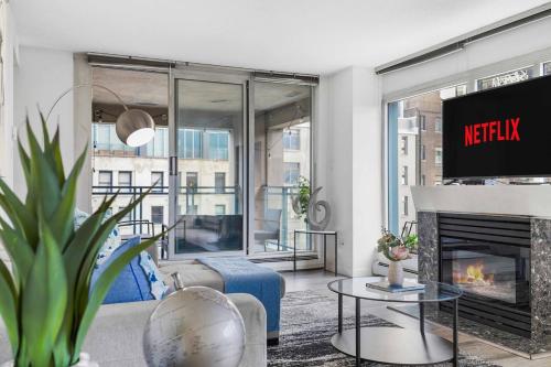 City Skyline DT 3BR Condo DT with Free Parking
