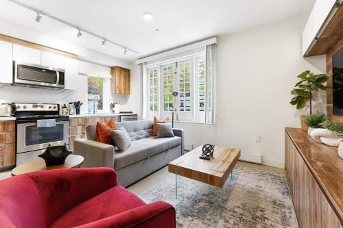 Designer Cozy Condo in Vibrant West End Downtown