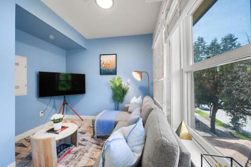 Cozy Condo in Trendy West End DT with Free Parking