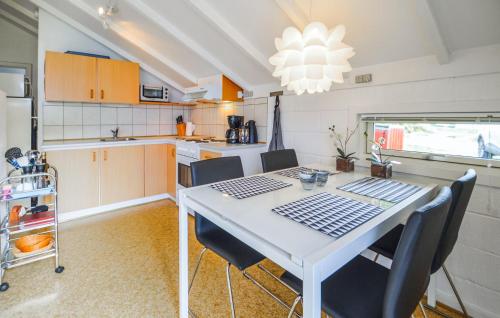 Kitchen, Two-Bedroom Holiday Home In Thisted in Norre Vorupor