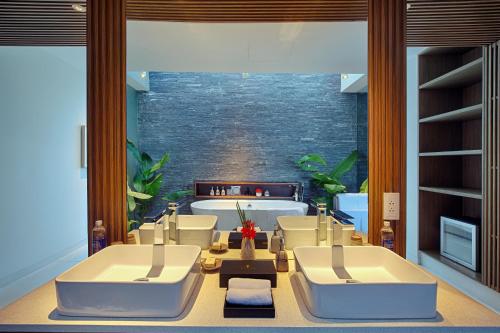 Bathroom, Naman Retreat Resort in Hòa Hải