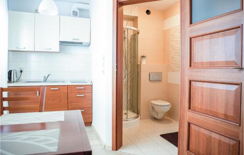 virtuve, Awesome Apartment In Goscino With Wifi in Robuń
