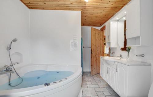 Bathroom, Four-Bedroom Holiday Home In Thisted in Sonder Vorupor