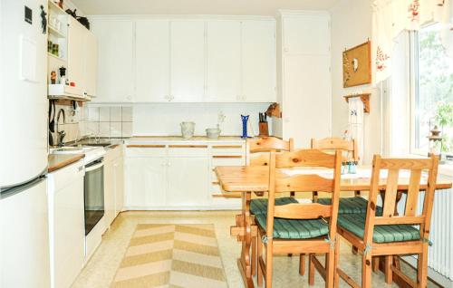 مطبخ, 3 Bedroom Pet Friendly Home In Säffle (3 Bedroom Pet Friendly Home In Saffle) in سافل